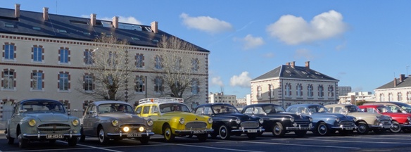 Les Fr&eacute;gate &agrave; la parade dans la cours de l'&eacute;cole de Gendarmerie qui abrite le mus&eacute;e.